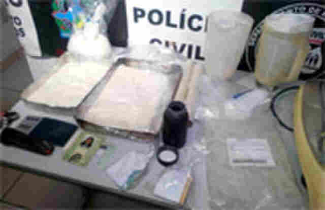 Denarc prende casal e adolescente com drogas