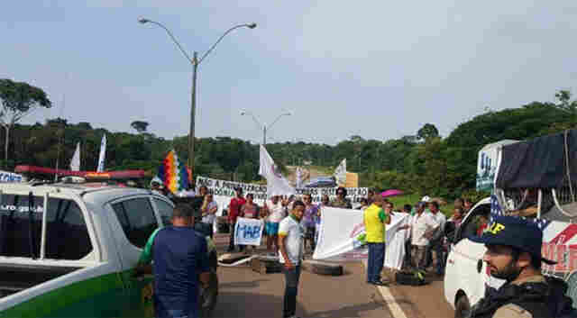 Manifestantes bloqueiam BR-364 no sentido Guajará