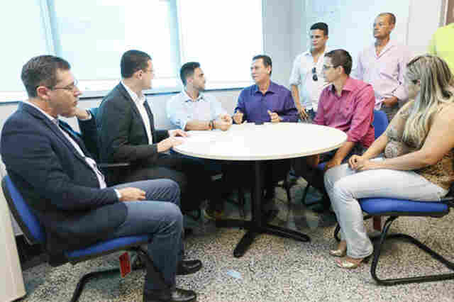 Deputados participam de entrega de contraproposta do PCCS dos servidores da Sejus