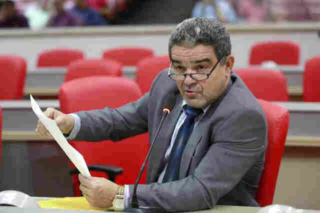 Aélcio da TV lembra retirada de ideologia de gênero do Plano de Educação