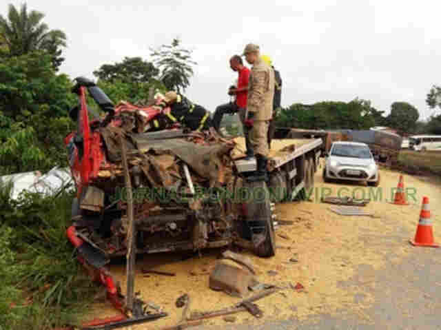COLISÃO ENTRE CAMINHÃO E CARRETA DEIXA UM MORTO NA BR-364