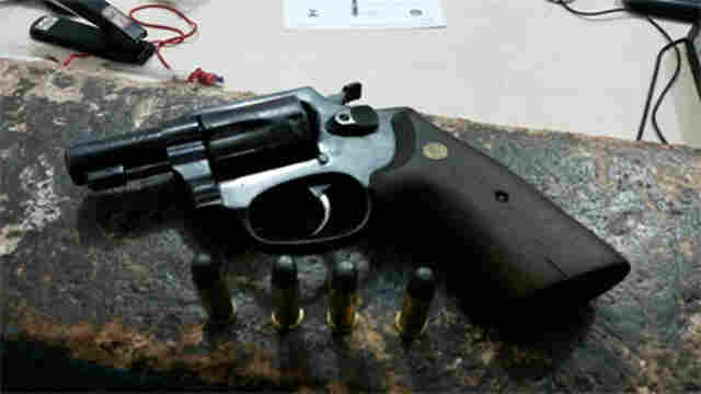 Homem é preso com arma em distribuidora