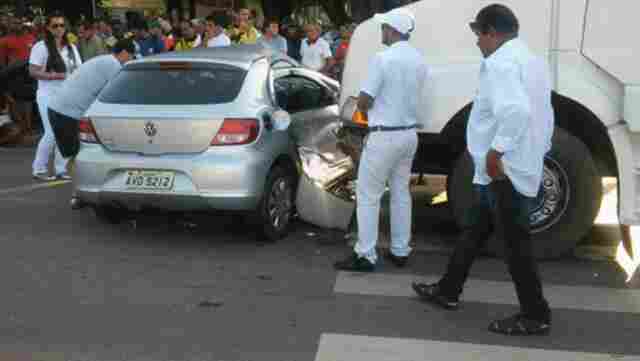CARRO AVANÇA SINAL VERMELHO E É ATINGIDO POR CARRETA EM PORTO VELHO