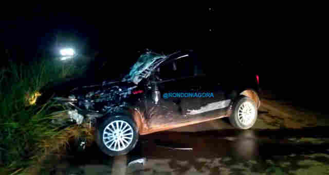 Motorista perde controle do veículo e colide contra muro de proteção