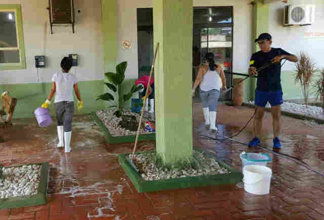 Prefeito de Ouro Preto se junta ao mutirão de limpeza do Hospital Municipal