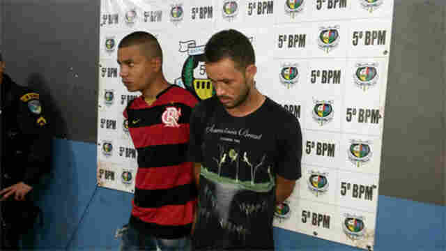 Foragidos suspeitos de roubo são agredidos por populares; um deles pede ajuda a PM