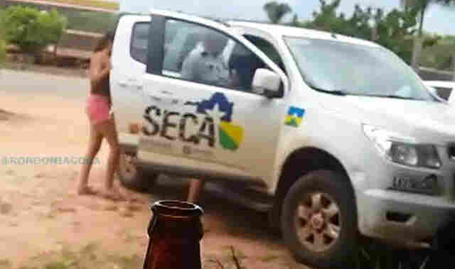 Mulher com roupa curta é flagrada em carro da Lei Seca na BR; órgão diz que é funcionária