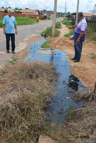 Airton Gurgacz recebe reclamações de moradores