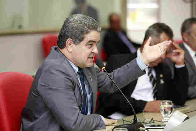 Aélcio da TV indica reforma em rede elétrica de escolas