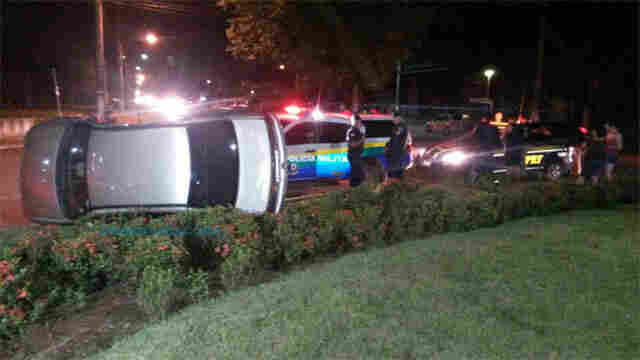 Motorista embriagado causa acidente com capotamento