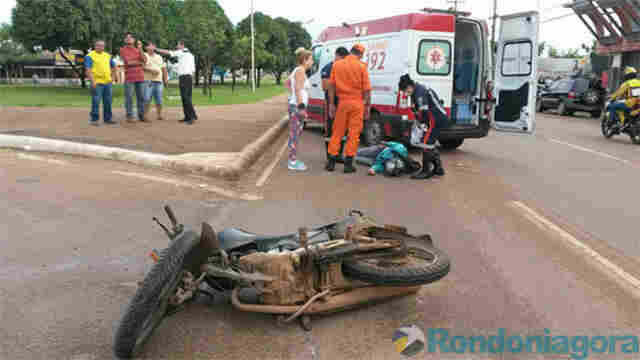 Colisão entre carro e moto deixa vítima em estado grave
