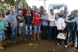Produtores rurais de São Miguel do Guaporé recebem caminhão