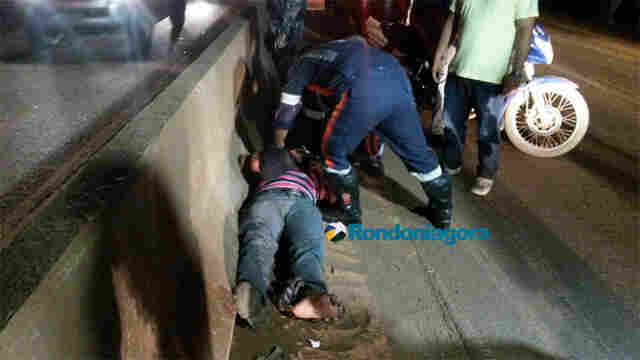 Entregador de pizza quase morre após atropelar cão na BR