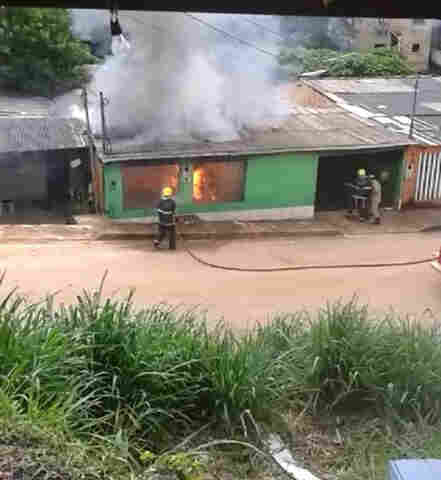 Vídeo: Casa de PM assassino é incendiada