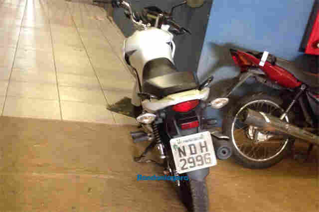 Suspeito é preso com revólver e conduzindo moto roubada