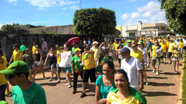 Manifestantes se reúnem em Vilhena para pedir impeachment de Dilma