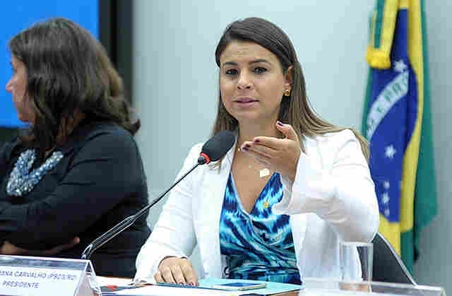 Mariana Carvalho diz que é candidata e tenta adiar convenção para trazer Aécio Neves
