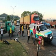 Após colisão, moto é jogada embaixo de caminhão na BR-364
