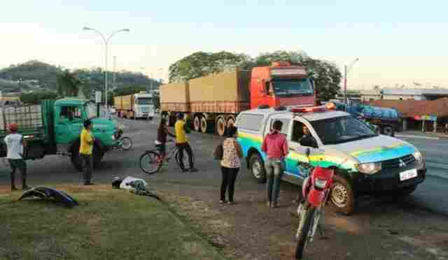 Após colisão, moto é jogada embaixo de caminhão na BR-364