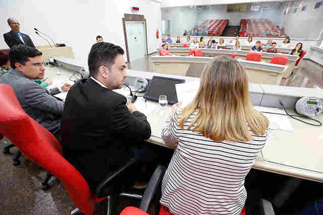 Audiência pública debate gestão democrática na rede de ensino
