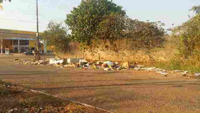 Internauta denuncia lixo jogado por moradores no Bairro Agenor de Carvalho