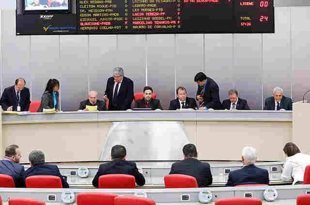 Deputados derrubam vetos do &#69;xecutivo Estadual a dois projetos