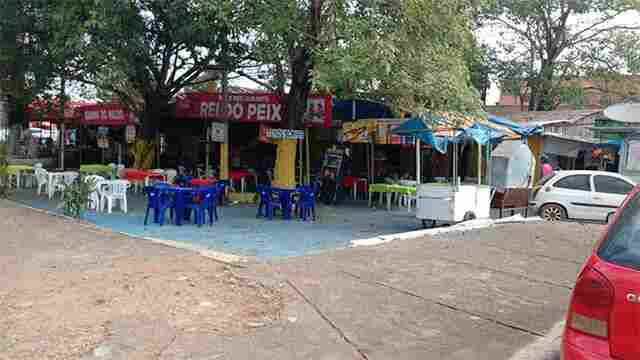 Sem condições adequadas, camelôs se dizem abandonados na Praça do Engraxate