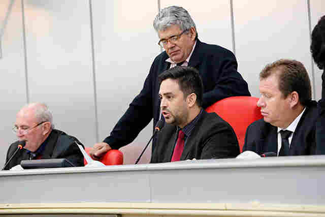 Léo Moraes consegue anulação de veto a projeto que beneficia servidores