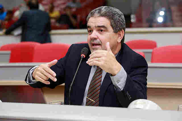 Aélcio da TV indica asfaltamento em 75 ruas de três bairros da Capital