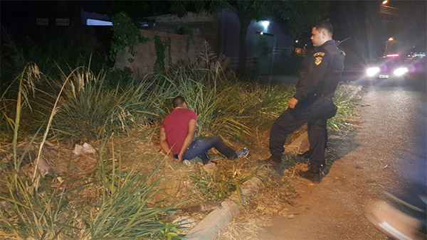 Criminosos são presos após roubarem mulher em parada de ônibus