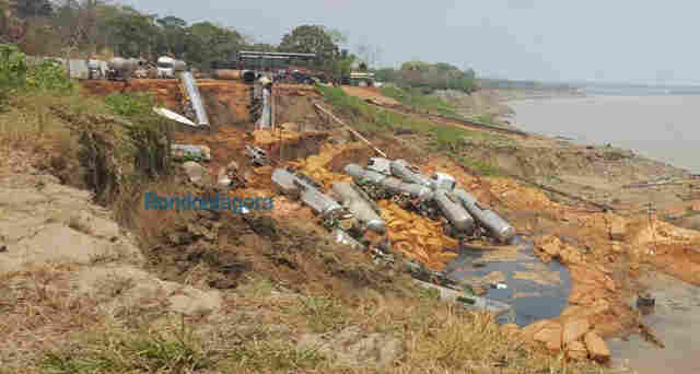 Defesa Civil monitora área onde barranco cedeu com 12 carretas e uma camionete