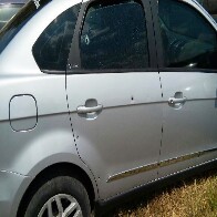 Dupla rouba carro, atropela motociclista e abandona automóvel após ficar sem combustível