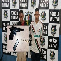 Após vários assaltos, pai e filho são presos com arma e moto roubada