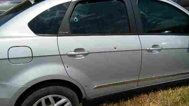 Dupla rouba carro, atropela motociclista e abandona automóvel após ficar sem combustível