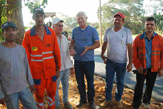 Airton comemora &#101;xecução do programa Asfalto Bom em Ji-Paraná