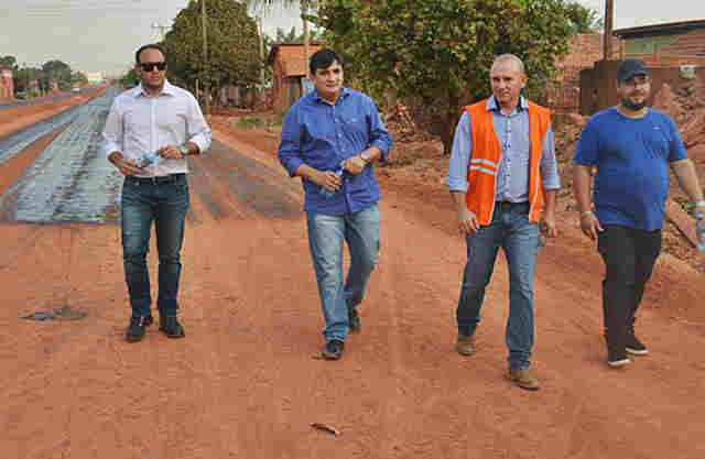 Cleiton Roque visita obras da avenida Riachuelo em Pimenta Bueno