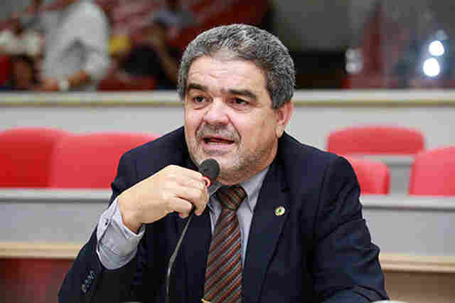 Aélcio da TV indica asfaltamento de ruas em quatro bairros da capital