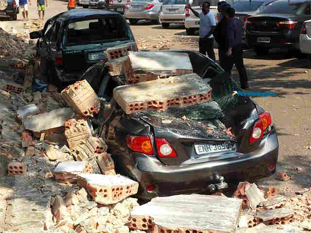 Muro de cemitério desaba e destrói carros em Porto Velho
