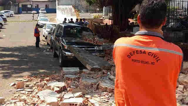 Vídeo mostra carros destruídos por queda do muro de cemitério na capital