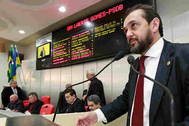 Laerte Gomes cobra do DER recuperação de RO em Nova Colina