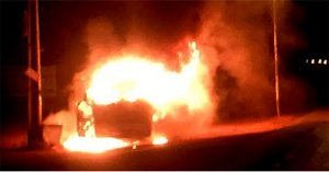 Vídeo: Criminosos incendeiam ônibus da secretaria de segurança do Acre
