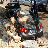 Muro de cemitério desaba e destrói carros em Porto Velho