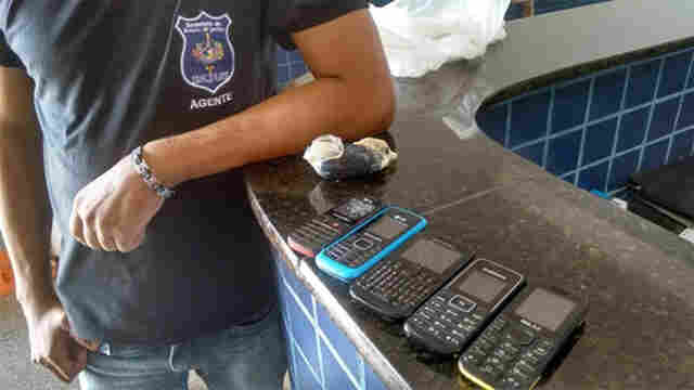 Jovem tenta entrar no presídio com cinco celulares e droga nas partes íntimas