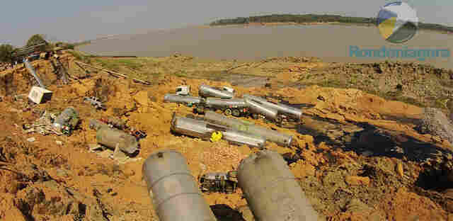 Responsável por área que desmoronou não apresenta plano de retirada de caminhões