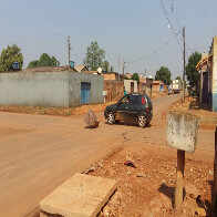 Para evitar acidentes, moradores colocam manilhas em vias sem sinalização do Bairro JK