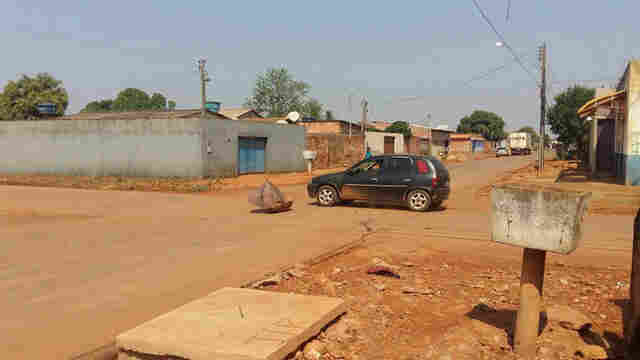 Para evitar acidentes, moradores colocam manilhas em vias sem sinalização do Bairro JK