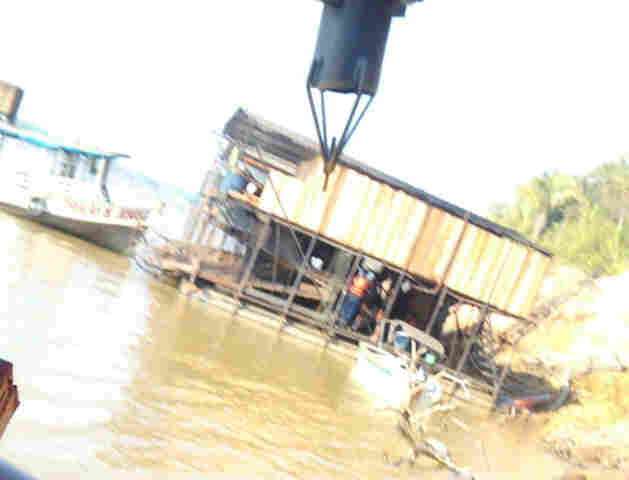 Homem é preso após ser flagrado garimpando embaixo da ponte no Rio Madeira