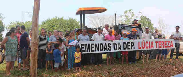 Lucia entrega equipamentos para a comunidade rural de Espigão