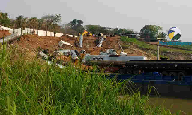 Empresa começa a retirar caminhões de área que cedeu às margens do Madeira