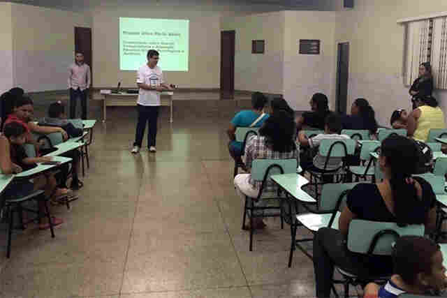 Projeto integra comunidade acadêmica e sociedade com ciclo de palestras